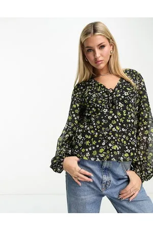 New Look Long sleeve cropped blouse in floral