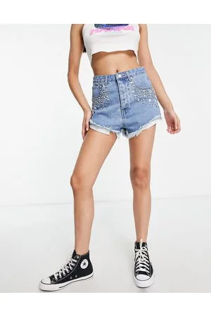 Signature Embellished pocket edge raw hem denim short in mid wash