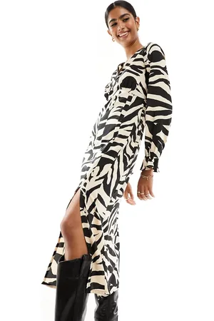 New Look V neck ruffle midi dress in mono print