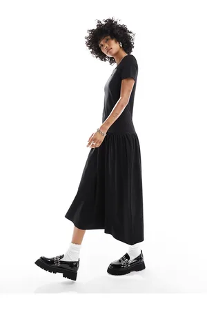 Monki Short sleeve open neck midi soft jersey dress with pleated bottom in