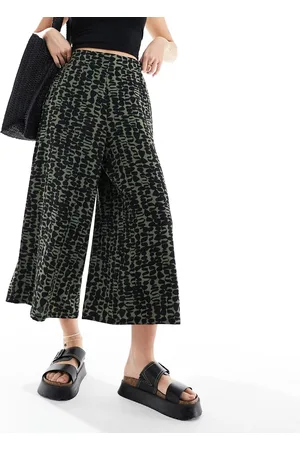 New Look Patterned cropped trousers in green