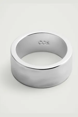 COS CHUNKY MATTE HAMMERED RING