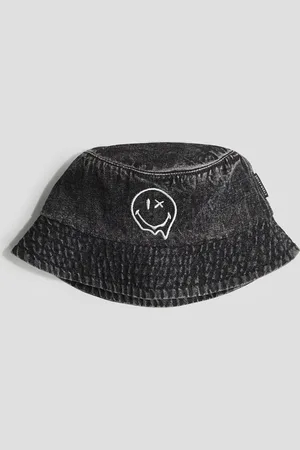 H&M Bøttehatt med brodert motiv