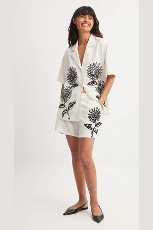 NA-KD Shorts med broderidetaljer