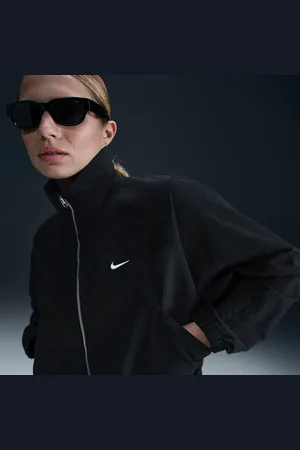 Nike Sportswear Everything Wovens ekstra stor jakke med UV-beskyttelse til dame